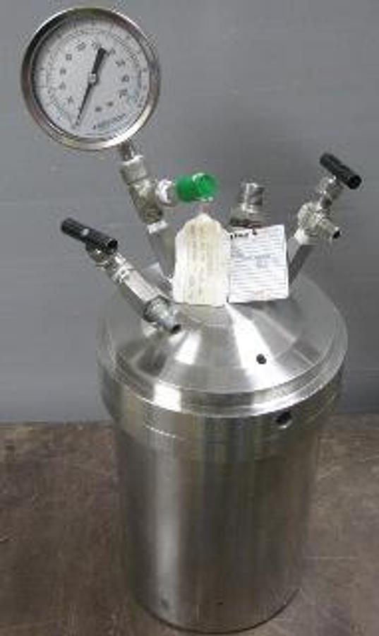 Used PARR INSTRUMENT COMPANY 4635 CELL DISRUPTION VESSEL 920 ML 316 STAINLESS STEEL CONSTRUCTION. DOES NOT INCLUDE LOCKING RING 2262HC10-3643HCK-T316-061497-1184