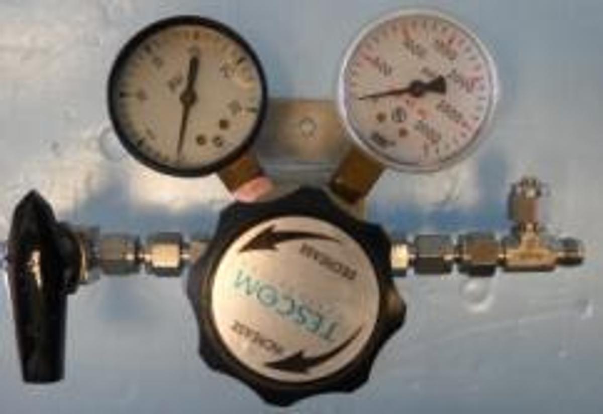 Used TESCOM INDUSTRIAL CONTROLS GAS REGULATOR MODEL 44-2212-241 MAX INLET 3500 PSI