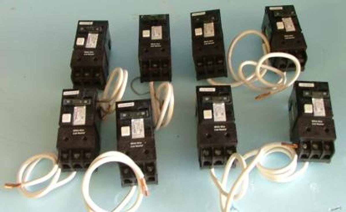 Used NEW SIEMENS TYPE BLF BREAKERS CLASS A 40 DEG C INTERRUPTING RATING 10000 MAX RPMS 120/240 V CU/AL 60/75 DEG C WIRE AWG 6-4 8