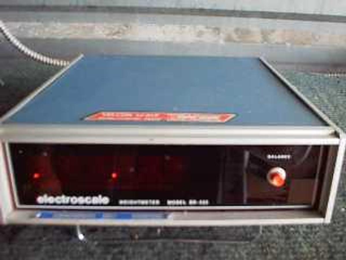 Used QTY. 1. ELECTRO SCALE WEIGHT METER MODEL DR-525 CAP 100 POUNDS X .01 DIGITAL DISPLAY. THIS UNIT POWER UP BUT THERE IS NO WAY TO TEST IT BECAUSE THERE IS NO LOAD CELL OR BALANCE TO PLUG INTO IT) (dw327h) To see a picture of this lab equ.