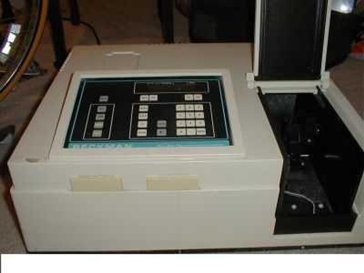 Used BECKMAN DU 20 UV / VIS SPECTROPHOTOMETER.