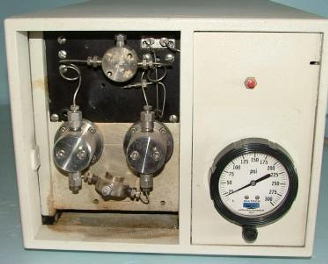 Used QTY. 1. ETL TESTING LABORATORIES HPLC PUMP ITEM # WAT062349 DE3C W600 FHU W/100ML HER 24VAC 47 63HZ 2A 12VDC 1.1A 30VDC 4A 5VDC 0.1A MODEL 600 SYSTEM CONTROLLER.