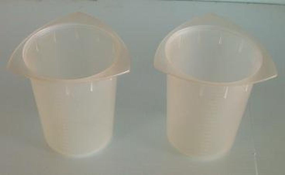 Used QTY. 2. PLASTIC CONTAINERS WITH TRIANGULAR LIPS 1000 ML