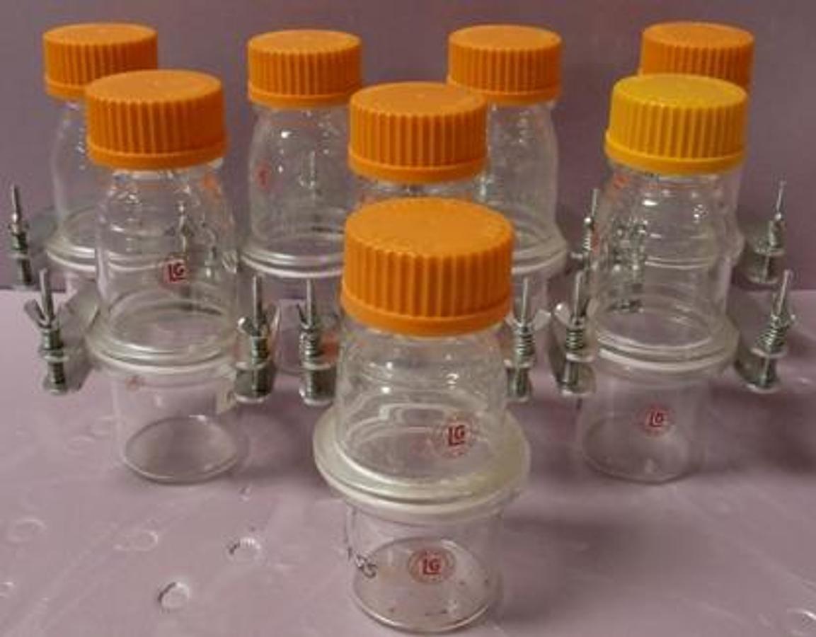 Used QTY. 8. 250ML SPLIT LAB GLASS JARS WITH ORANGE SCREW ON CAPS PYREX MAX TEMPERATURE 140°C AND JAR CLAMPS. FOR COLUMBUS INSTRUMENTS.