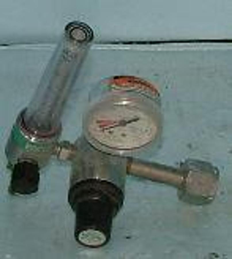Used VICTOR MEDICAL PRODUCTS GAS REGULATOR WITH FLOW METER GAUGE READS 500-4000 PSI