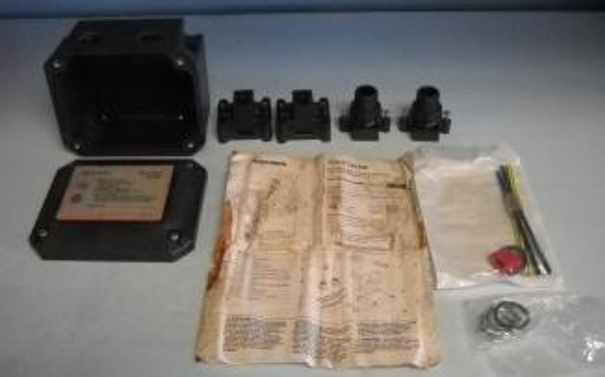 Used RAYCHEM MONI-TRACE 700-TT-R-D2 IS A NEMA 4X RATED ENCLOSURE KIT DESIGNED TO PIPE MOUNT THE 700-TT-R TEMPERATURE TRANSMITTER WITH INSTALLATION INSTRUCTIONS EXPLOSION PROOF ENCLOSURE.