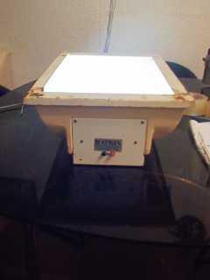 Used MATRIX DIVISION/LEEDAL LIGHT TABLE FOR VIEWING X-RAYS????? (lbx10182kg) To see a picture of this lab equ.