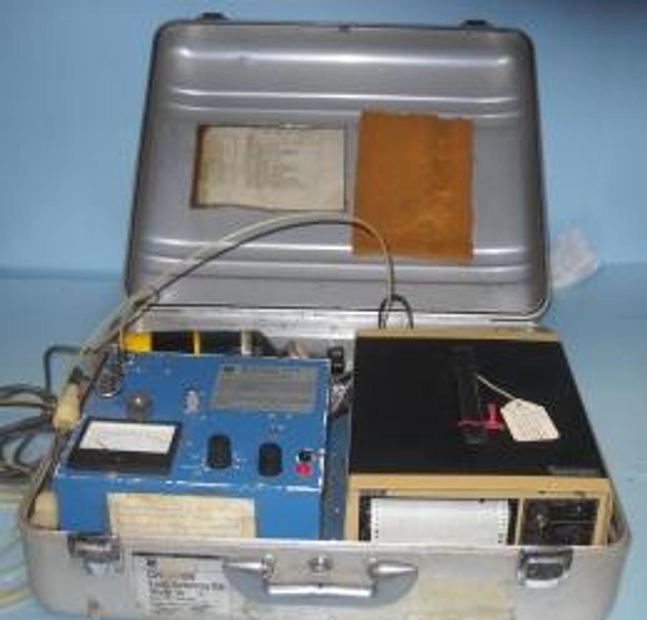 Used QTY. 1. CHEVRON LEAK DETECTOR KIT MODEL 10 - CASE "A" CASE WITH DETECTOR UNIT (NICKEL 63 SOURCE) M.V. RECORDER