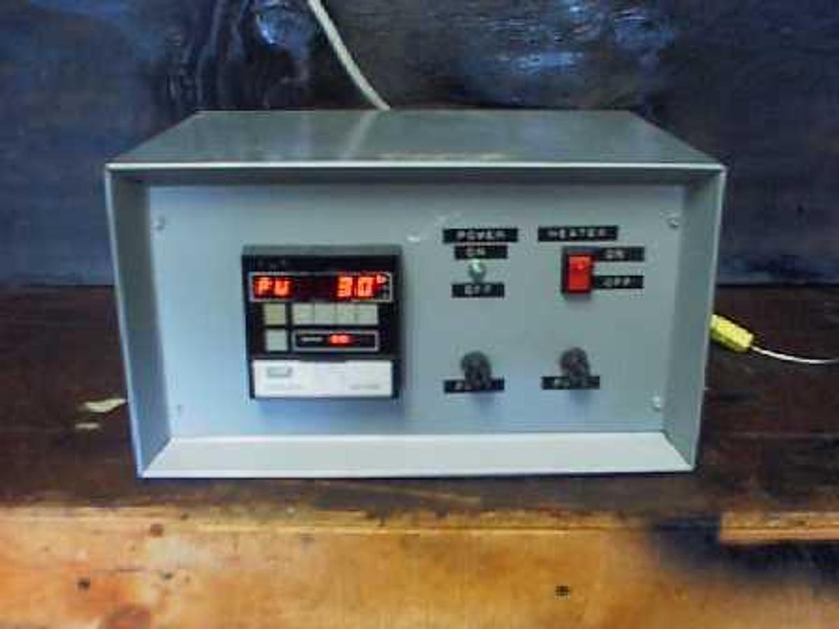 Used QTY. 1. DORIC THERMOCOUPLE CONTROLLER DC 7000 WITH HEATING OPTION.