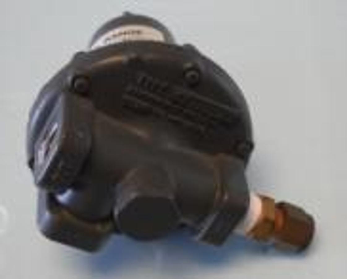 Used FISHER CONTROLS REGULATOR TYPE 67R/206 MAXIMUM INLET PRESSURE 250 PSI SPRING RANGE RECOMMENDED 5-35 PSI ACTUAL 0-35 PSI.
