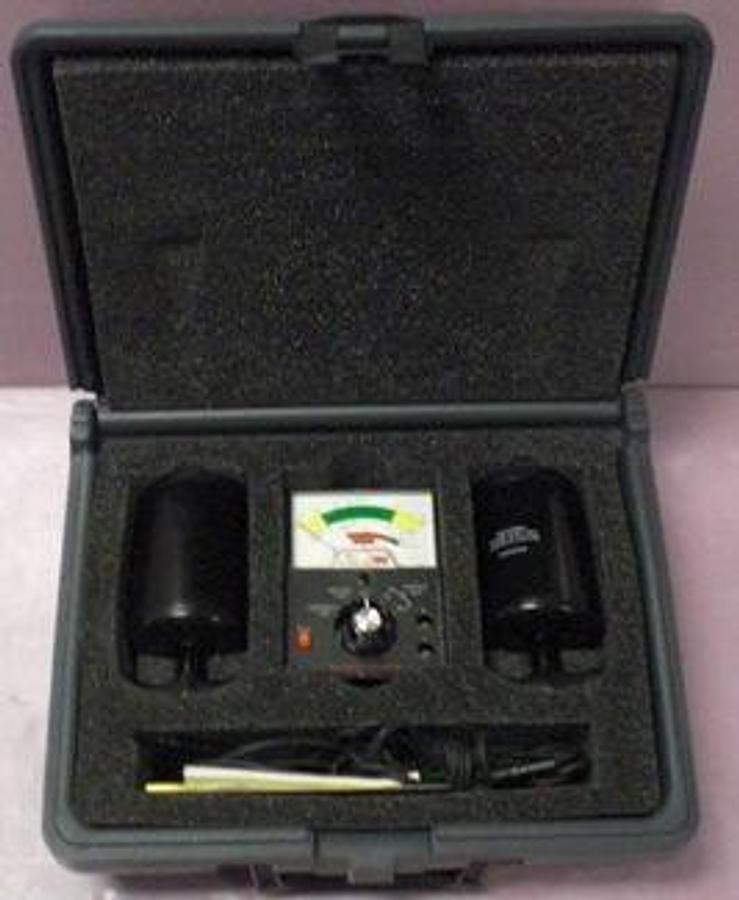 Used 3M ELECTRICAL SPECIALTIES DIVISION. MODEL 701 RESISTANCE TO GROUND TESTER. 701 TEST KIT FOR STATIC CONTROL SURFACES