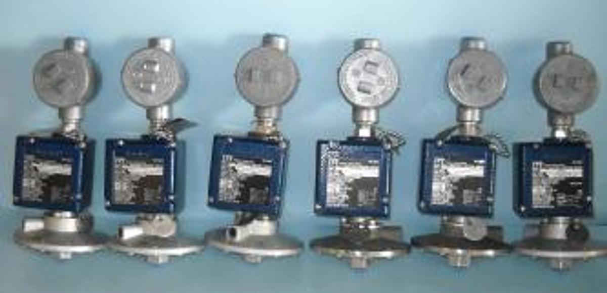 Used QTY. 6. ITT NEO-DYN ADJ PRESSURE SWITCH MODEL 142P82C6 INCR RANGE -40 TO +40 IN H2O PROOF PRESS FULL VACUUM TO +100PSIG 0.5" H2O DECR 43-P5L-646.