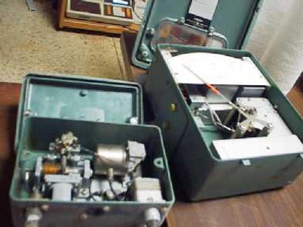 Used QTY. 1. FOXBORO ECI RECIEVER TRANSMITTER ELECTRONIC CONTROL PRESSURE TRANSMITTER GAUGE READS 3-15 LBS. PER SQ. INCH.