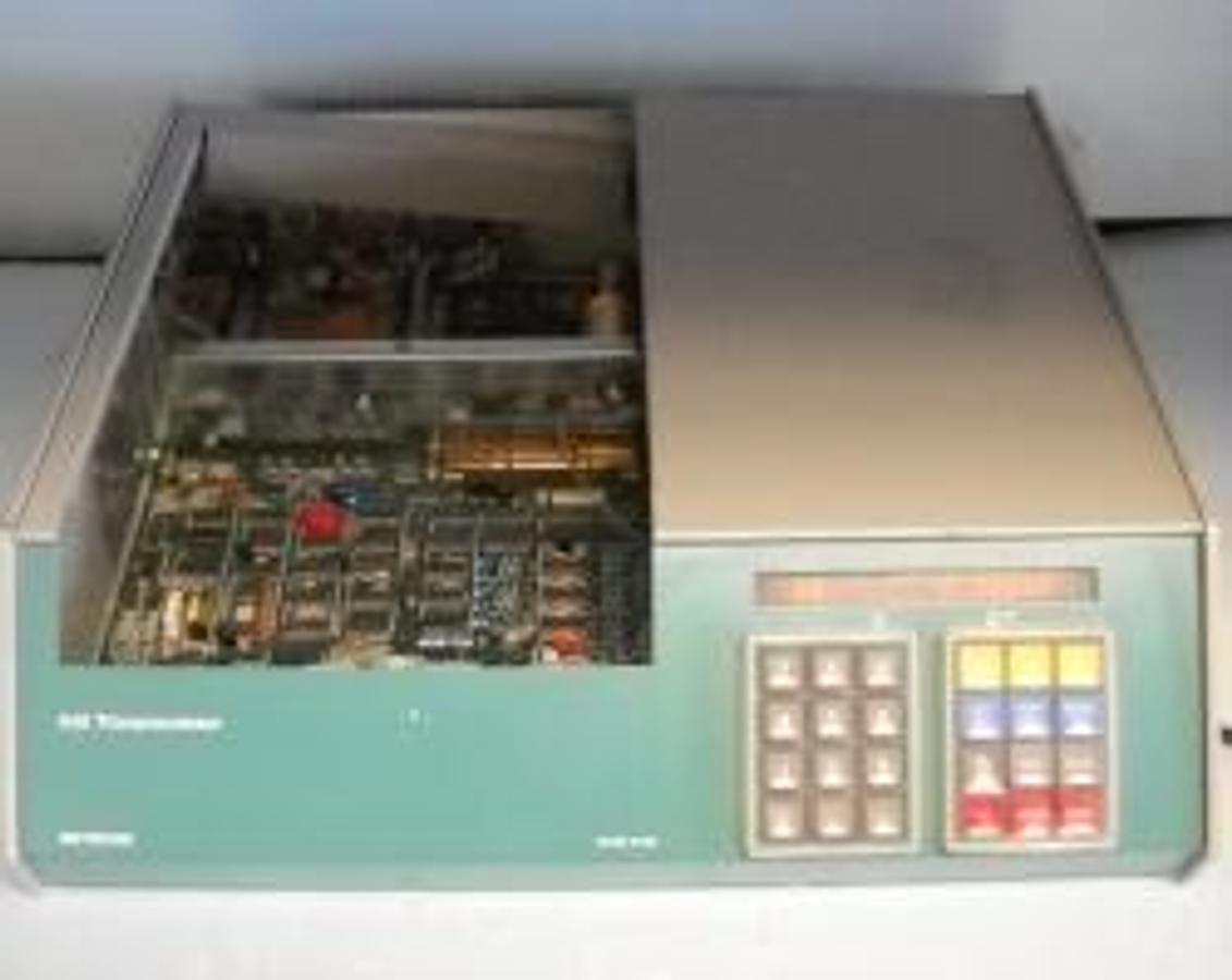 Used METROHM 636 TITROPROCESSOR POWERS ON TYPE 1.636.0080 #016/01141 50/60HZ MADE BY METROHM HERISAU SWITZERLAND MISSING LEFT SIDE COVER.