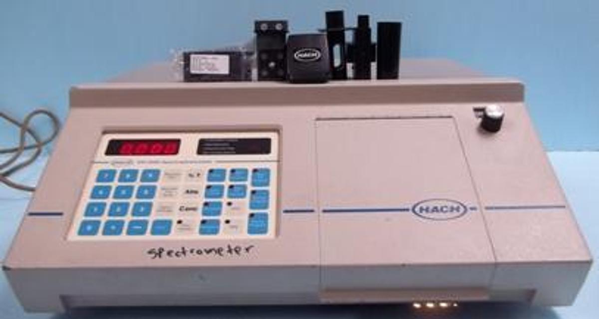 Used HACH DR/3000 SPECTROPHOTOMETER MODEL NO.: 29600-00 VAC: 50/60HZ RATED VOLTS: 100/110/220/240 MAX. INPUT RATING 75 VA FUSE 115 VOLT = 3/4AMP 230 VOLT = 1/2AMP