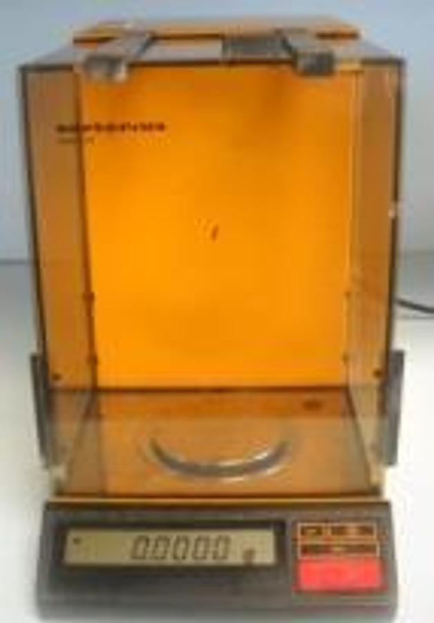 Used SARTORIUS GMBH GOTTINGEN SCALE