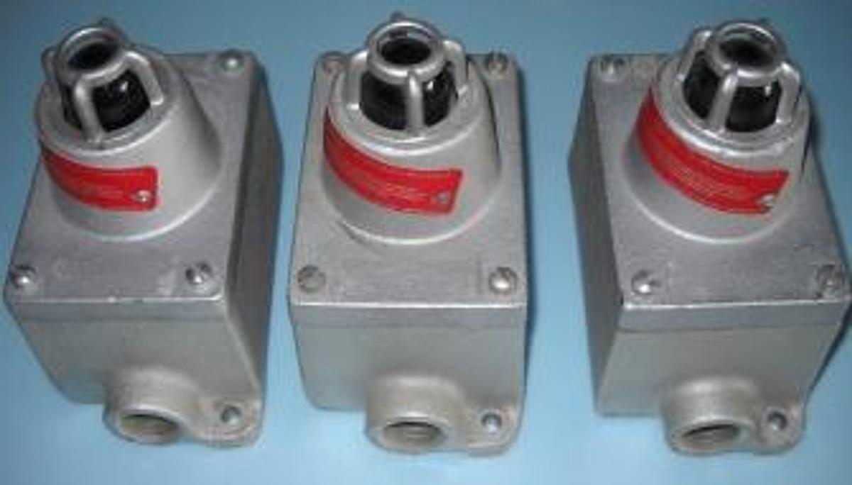 Used CROUSE-HINDS PUSH BUTTON STATIONS 11238-B CAT. NO. EFS2524 13 M83 MAX. VOLTS 125