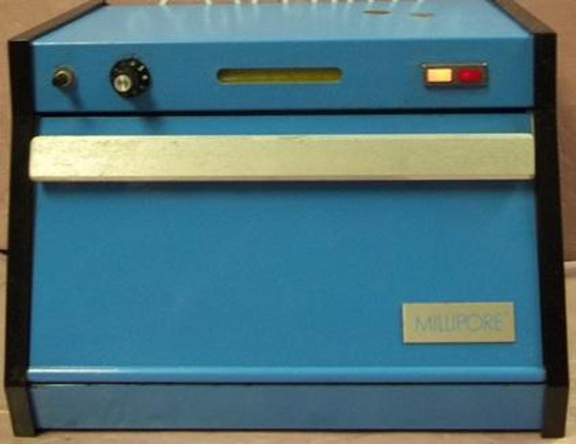 Used MILLIPORE LABORATORY INCUBATOR 120VAC .83A 50/60HZ 100W U.L. LISTED 374B CSA LR49683 CAT. NO. XX6350115 SRN: 3487 MERCURY THERMOMETER READING 25-65 DEG C.