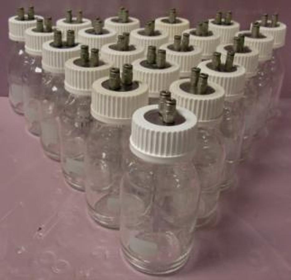 Used 250ML PYREX & SCHOTT JARS WITH AIR IN AND OUT CAPS. FOR COLUMBUS INSTRUMENTS.