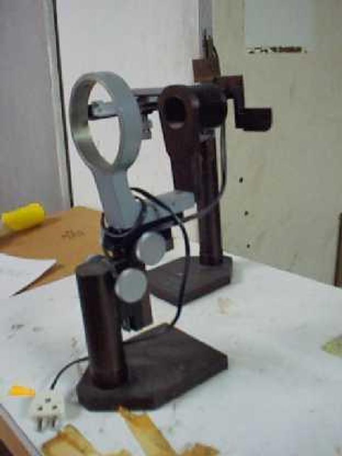 Used OCULAR MICROMETER STAND? I'M NOT SURE WHAT THIS IS. CHECK OUT THE PICTURE.