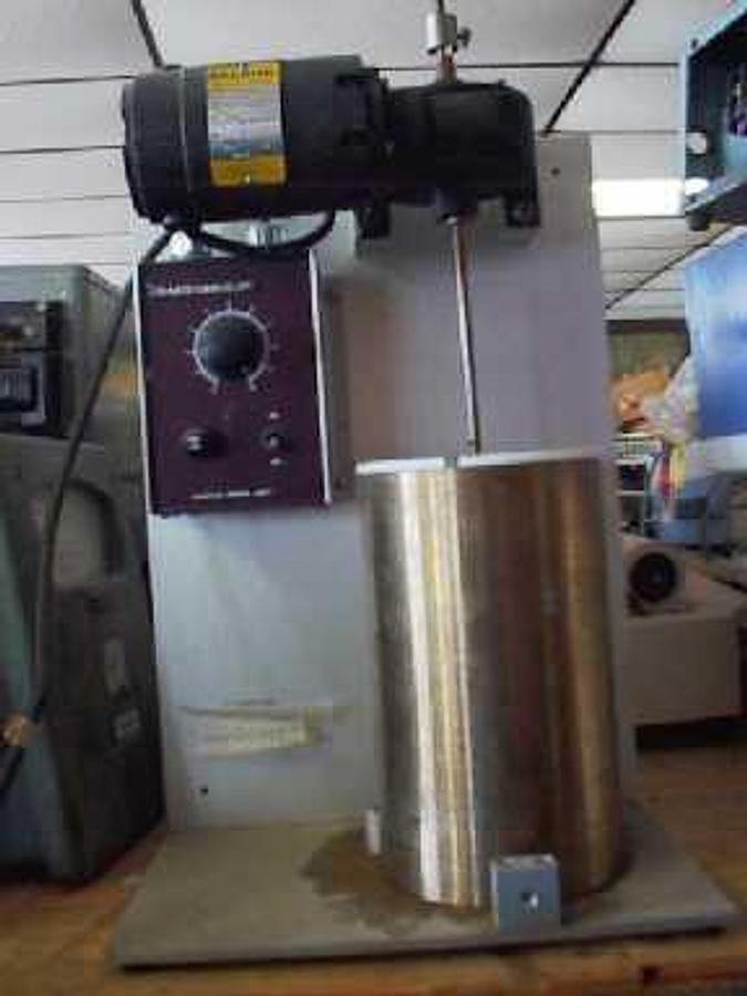 Used MILLIPORE NO. A108 DOUBLE BLADE MIXER AND STAINLESS STEEL CONTAINER (APROX ½ GALLON SIZE) WITH DART CONTROLS