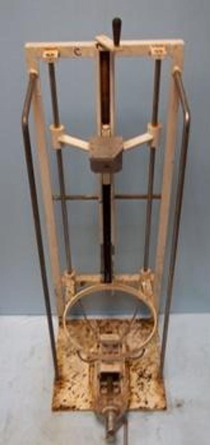 Used QTY. 1. ROUND BOTTOM TANK OR FLASK HAND CRANK LIFT.