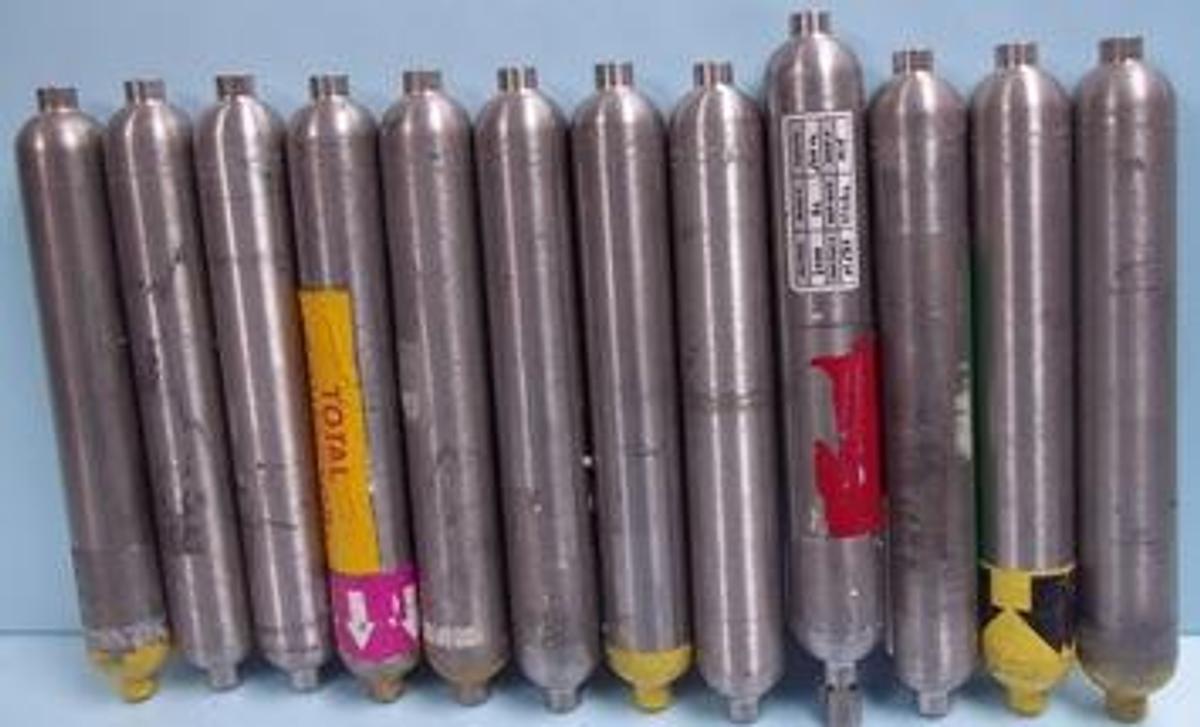 Used QTY. 12. SWAGELOK 500 ML SAMPLE CYLINDER D.O.T-3E1800 304L-HDF4-500.