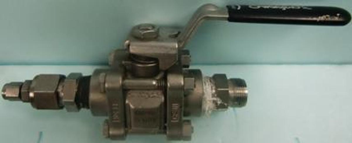 Used SWAGELOK BALL VALVE CF3M 838279001 SS-63TF8 AHFB 011 2200 PSIG @ 100 DEG. F. 151 BAR @ 37 DEG. C. 450 DEG. F. @ 100 PSIG 232 DEG. C. @ 6.8 BAR 0.516 IN 13.1 MM.