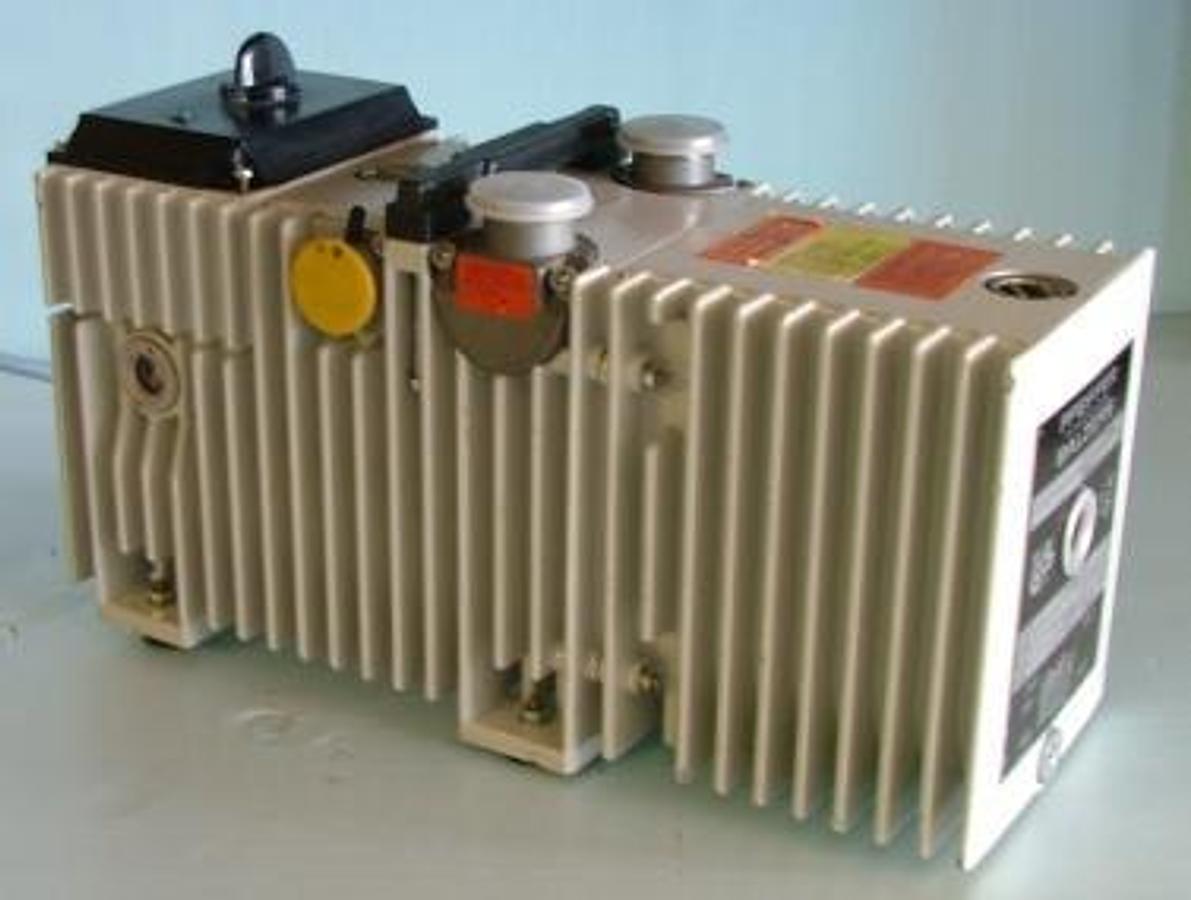 Used PFEIFFER PUMP TYPE DUO008B VOLUME FLOW RATE 8 M^3/H NO. PK D43 304/M2352A ULTIMATE PRESSURE 1 X 10^-4 MBAR DRIVE POWER 370 WATTS FREQUENCY 50/60 HZ NOMINAL VOLTAGE 220-240 V CURRENT 3.1 AMPS