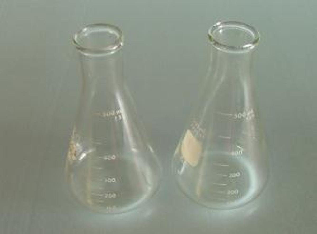 Used QTY. 2. PYREX 500 ML NO. 4980 ERLENMEYER FLASK NARROW MOUTH GRADUATED.
