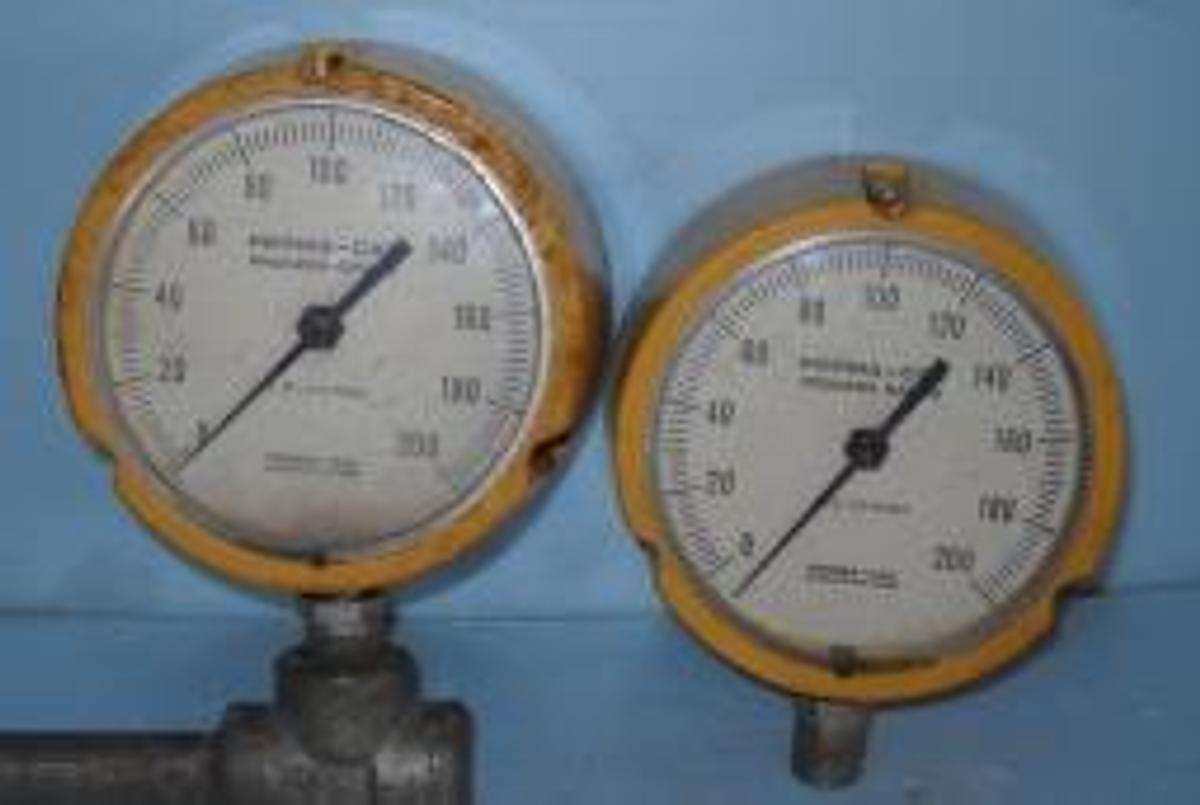 Used PERMA-CAL PROCESS GAUGE PSI DIVISIONS 0-200 4" DIAL PLASTIC HOUSING.