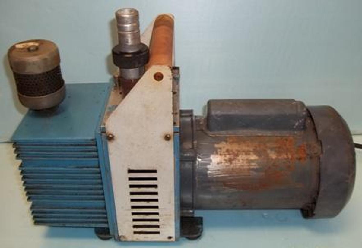 Used PRECISION SCIENTIFIC INC. VACUUM PUMP CAT# 10432-14 SN: 14AU-1 MOTOR SPECS GENERAL ELECTRIC SKC37RN81 SN: PBD 115/230V 60HZ 1725RPM.