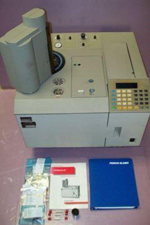 Used PERKIN ELMER AUTO SYSTEM GAS CHROMATOGRAPH WITH AUTO SAMPLER. MODEL: AUTOSYSTEM