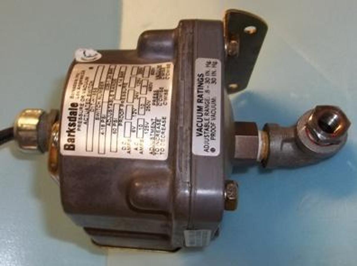 Used BARKSDALE INC. PRESSURE OR VACUUM ACTUATED SWITCH D1T-H18SS SWITCH NO. 4-18 / .028-1.24 BAR ADJUSTABLE RANGE 60 PSI