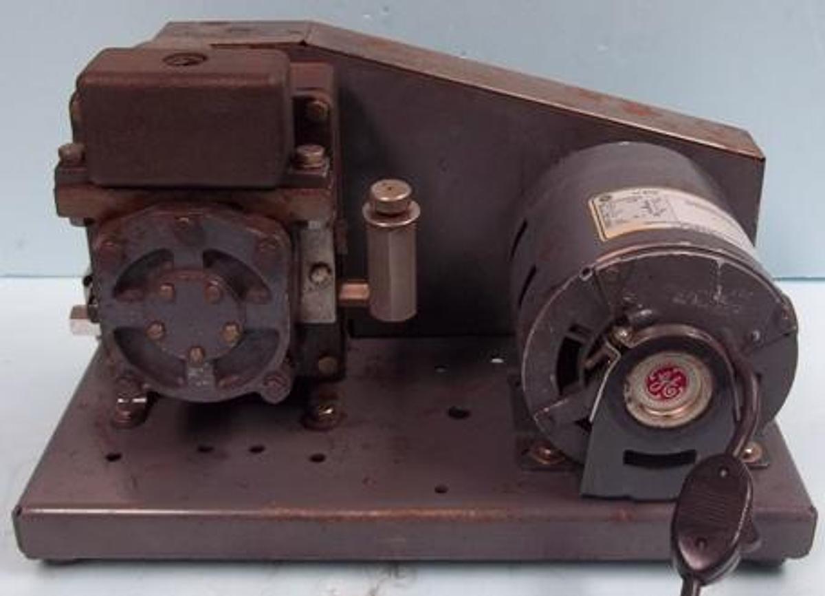 Used QTY. 1. SARGENT-WELCH SCIENTIFIC CO. DUO-SEAL VACUUM PUMP MODEL NO. 1400
