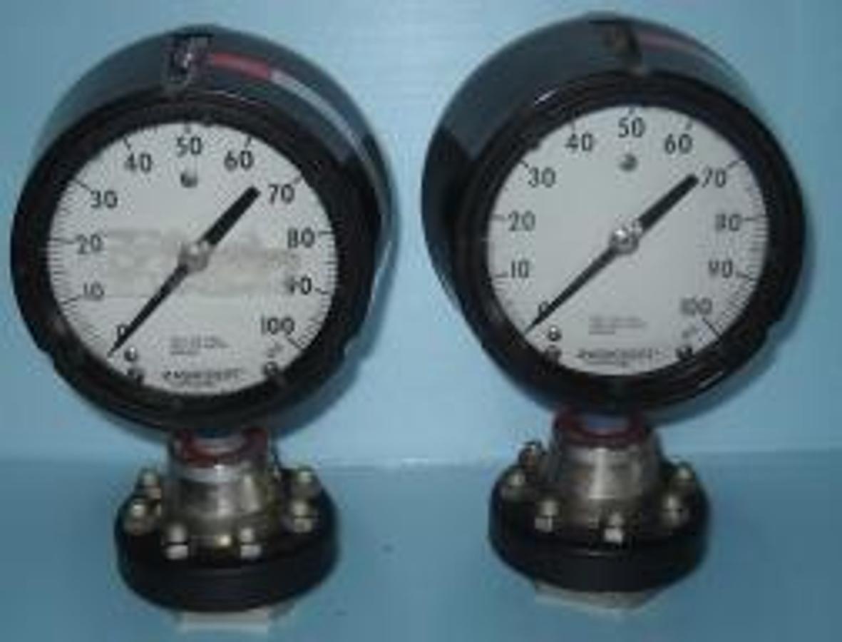 Used ASHCROFT DURA GAUGE 0-100 PSI AISI 316 TUBE AND SOCKET WELDED WITH DIAPHRAGM ONE IS SILICONE FILLED. BLACK PLASTIC HOUSING 4" DIAL. (NEW).