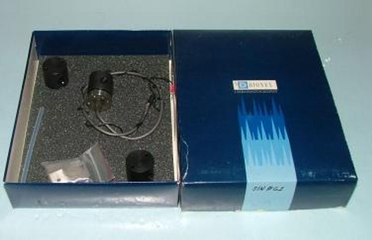 Used QTY. 1. DIONEX CHROMATOGRAPHY ELECTRONIC 3 WAY MANUAL NEEDLE VALVE? WITH 6 PIN CONNECTOR 3 PINS BLOCKED WITH A20246 P/N: 042367 FITTING