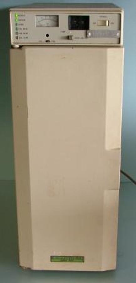 Used SHIMADZU COLUMN OVEN MODEL CTO-6A #51856 DN.