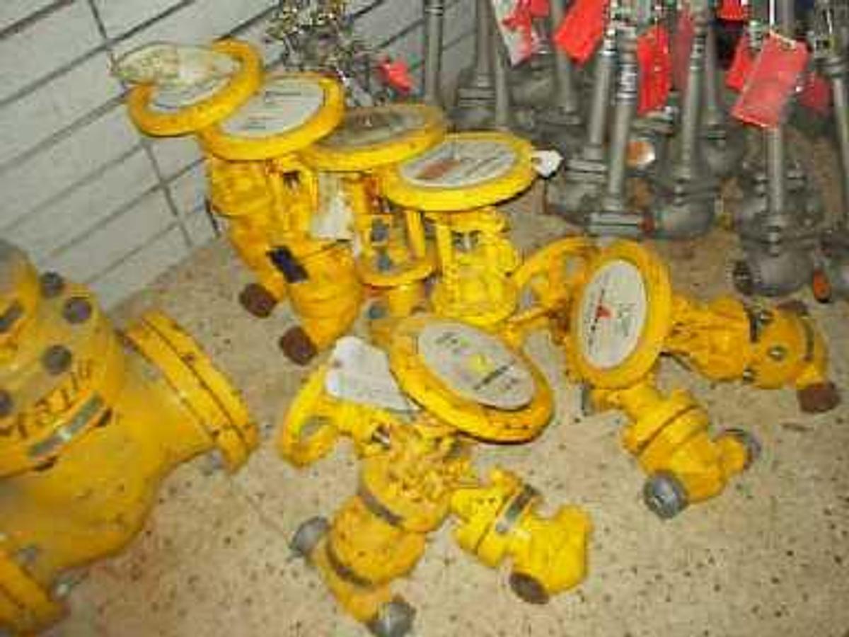 Used QTY. 2. DESCOTE BELLOWS SEALED GLOBE VALVE FOR "CRITICAL SERVICE" TYPE: 2102B