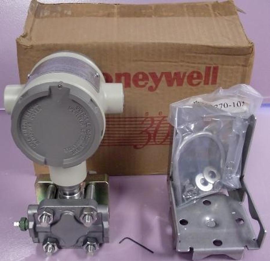Used HONEYWELL ST 3000 SMART SERIES 900 GAUGE PRESSURE TRANSMITTER SERIES STG974 INCLUDES BRACKET AND HARDWARE. (NEW SURPLUS). MODEL: STG974-E1A-00000-1C