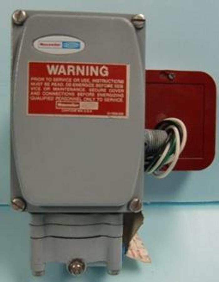 Used DRESSER MASONEILAN CAMFLEX VALVE POSITIONER MODEL NO: 8012-3C P.L.C0794 SUPPLY 20 INPUT4-20 M.A.D.C/ RESISTANCE 173 OHMS