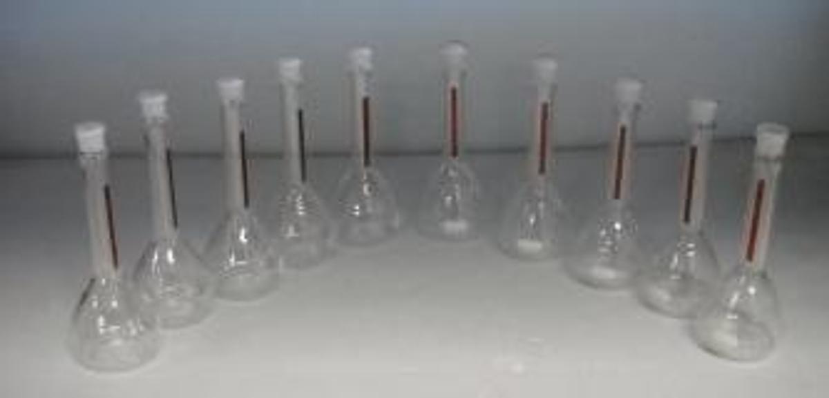 Used A 100ML 5 KIMAX AND 5 PYREX KIMAX #28013 PYREX #5660 WITH RED INDICATOR VOLUMETRIC FLASK. .