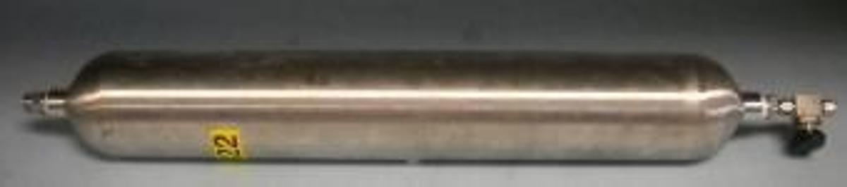 Used SWAGELOK SAMPLE CYLINDER DOT 3A 1800 CM8168 M5366 TC-3ASM124 08 08 REE9 68ML TC-3ASM124 08 08 REE9 68ML SWAGELOK 304L-HDF8 1 GAL.