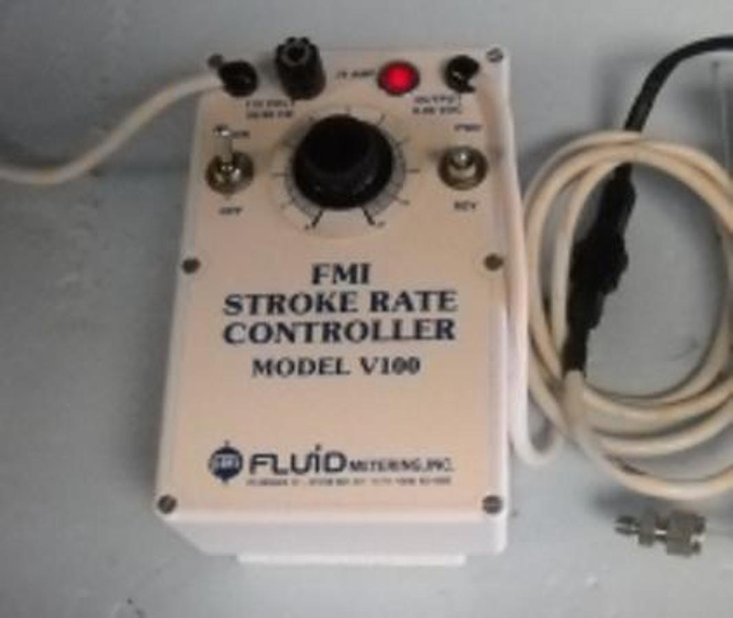 Used FMI FLOW RATE CONTROLLER MODEL V100 FLUID METERING INC 110V 50/60HZ OUTPUT 0-90VDC