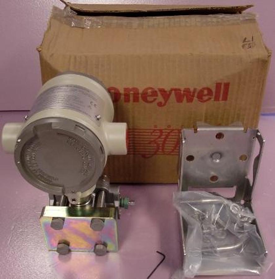 Used HONEYWELL ST 3000 SMART SERIES 900 GAUGE PRESSURE TRANSMITTER SERIES STG944 INCLUDES BRACKET AND HARDWARE. (NEW SURPLUS). MODEL: STG944-E1A-00000-1C