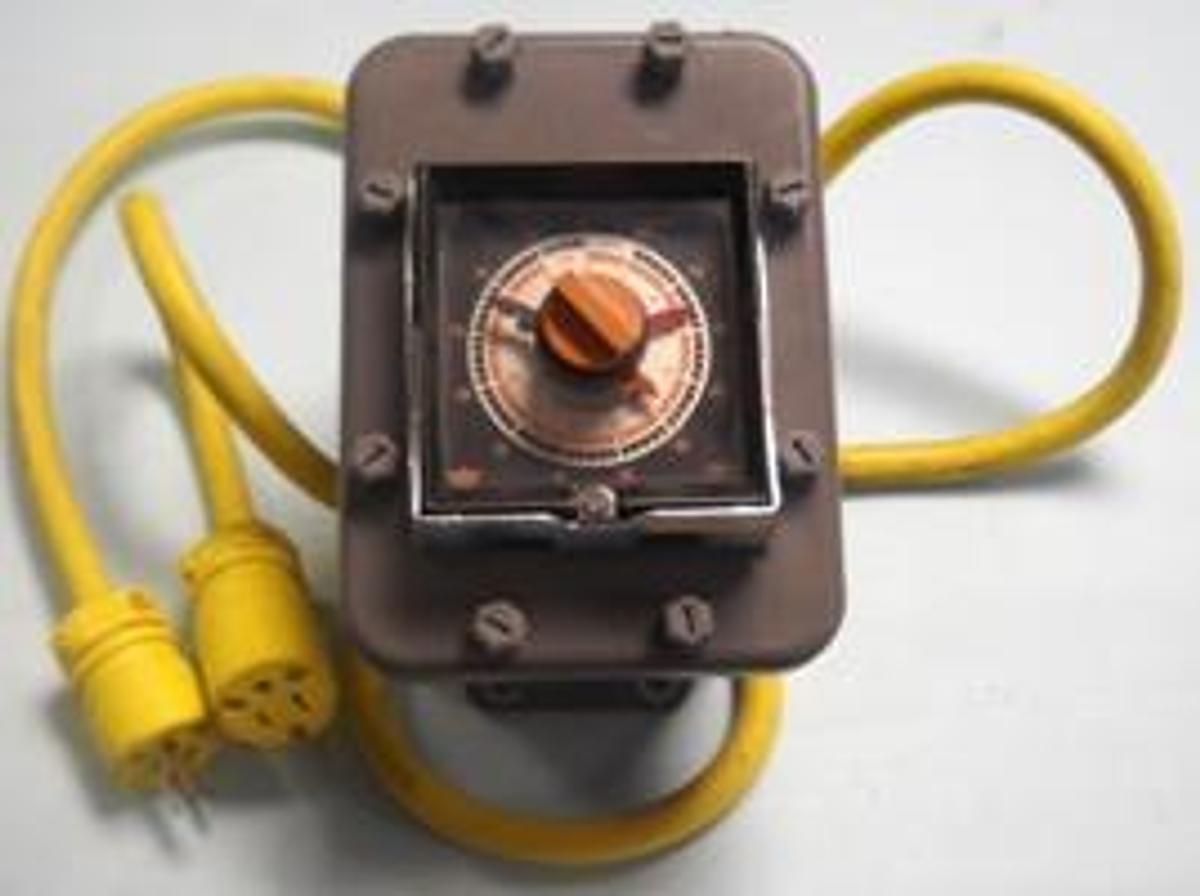 Used QTY. 1. EAGLE SIGNAL HGL CYCLE FLEX REPEAT CYCLE TIMER MODEL# HG101A6 120V 60HZ M9 120V 10A WITH MANUEL ON PDF FILE.