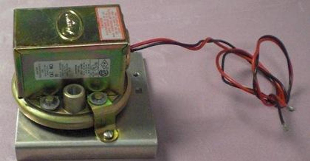 Used QTY. 1. WATTS FLUID AIR INC. CAT. NO. 19 SERIES 1900 COMPACT LOW DIFFERENTIAL PRESSURE SWITCH SERIES 1900 COMPACT LOW DIFFERENTIAL PRESSURE SWITCH 100 PSIG