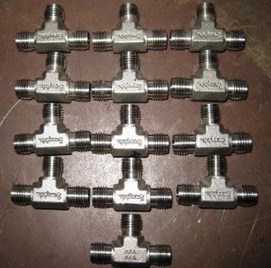 Used SWAGELOK ¼" TEE FITTING