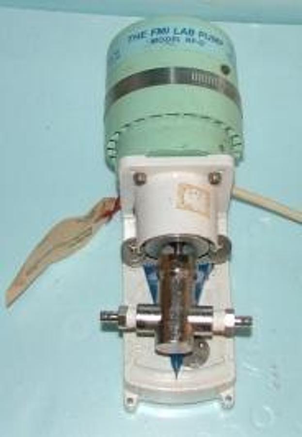 Used FMI LAB PUMP MODEL RP-20 FLUID METERING INC FLOW AND PRESSURE RATINGS WITH Â¼" 0-450 ML/MIN VAC TO 100 PSIG WITH REGULAR PLUG.