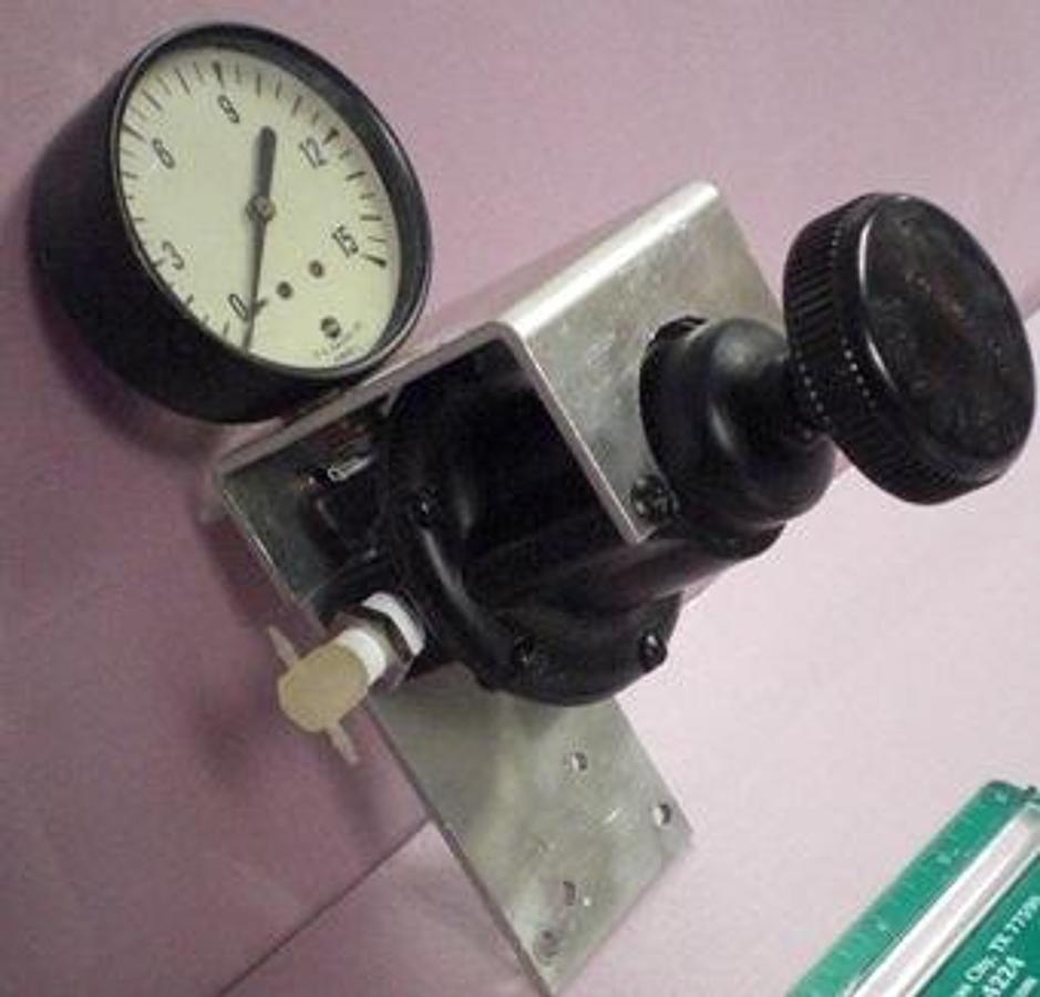 Used QTY. 1. FOXBORO PRESSURE REGULATOR WITH US GAUGE 10938-1